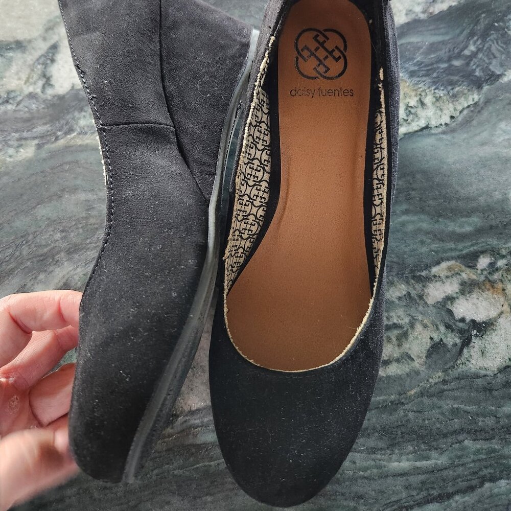 Daisy Fuentes black Wedges